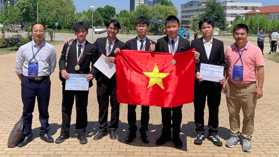 Vietnam wins two gold medals at 2025 European Physics Olympiad